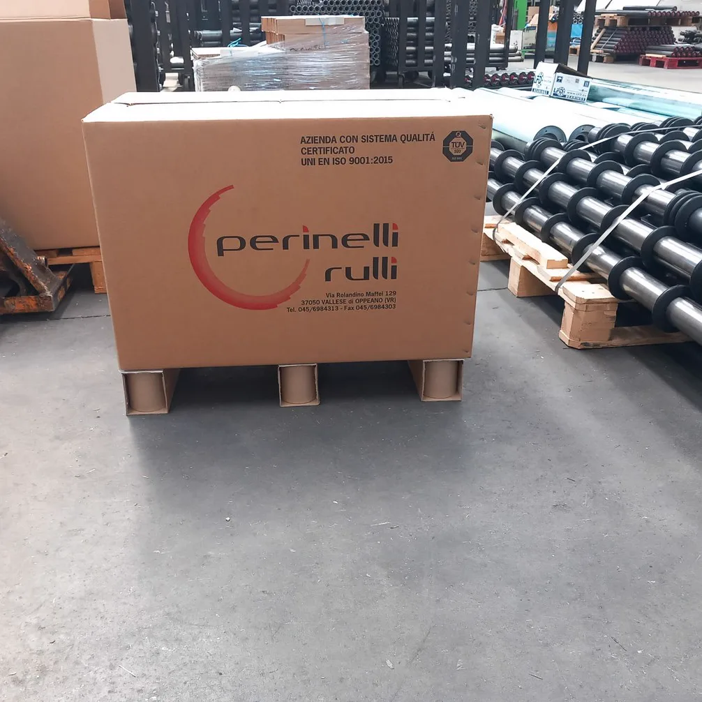Scatola in cartone appoggiata su piedini PallRun in magazzino