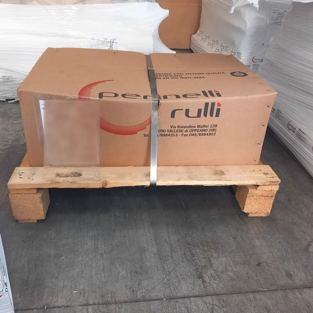 Scatola in cartone su bancale in legno, fissata con reggia metallica